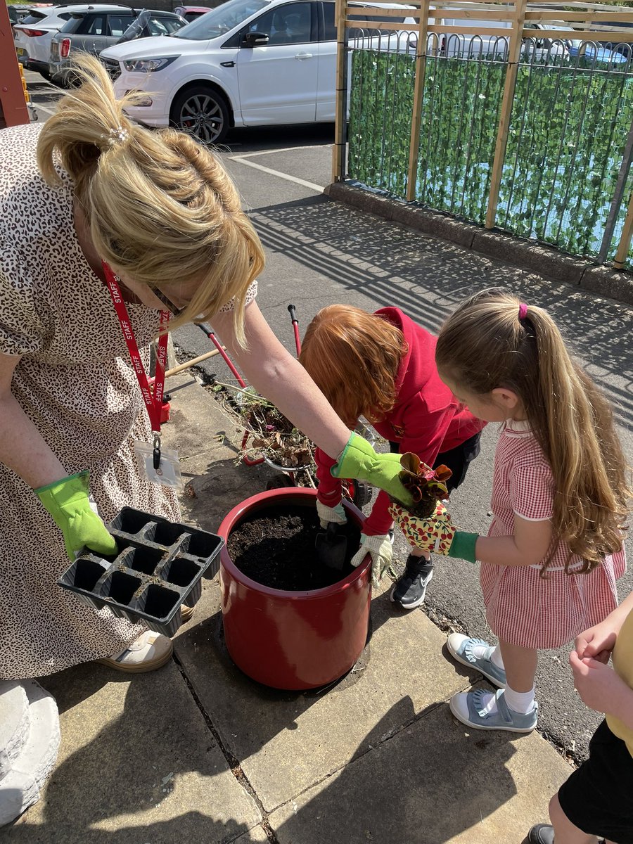 cefnglasinfants's tweet photo. Improving the front of our school this morning with Miss. Duncan!!! https://t.co/kxa9R7bjSS