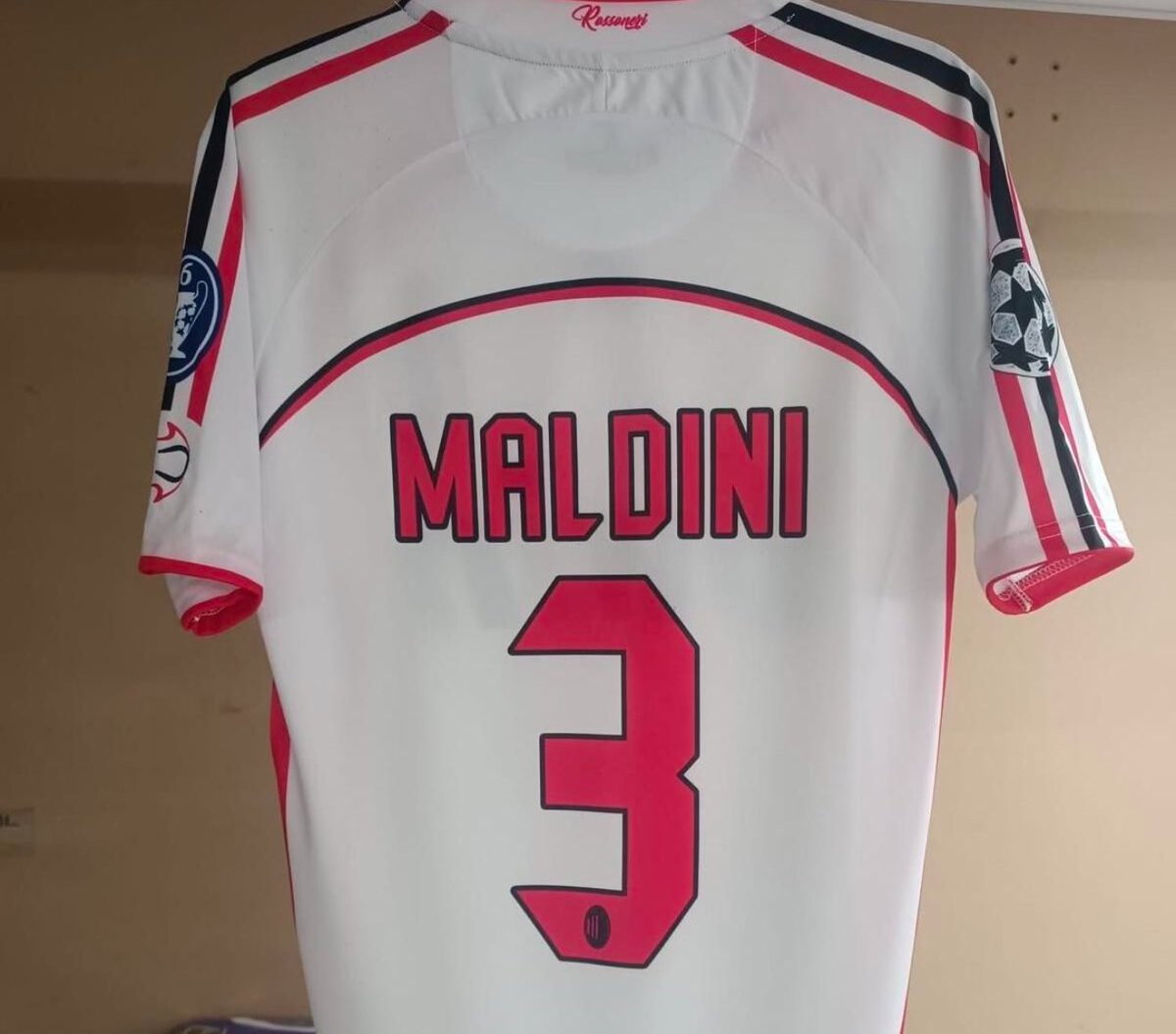 bu_Rawan1899's tweet photo. 👑👑#Maldini ❤️🖤

@acmilan https://t.co/mPnaCpvWrs