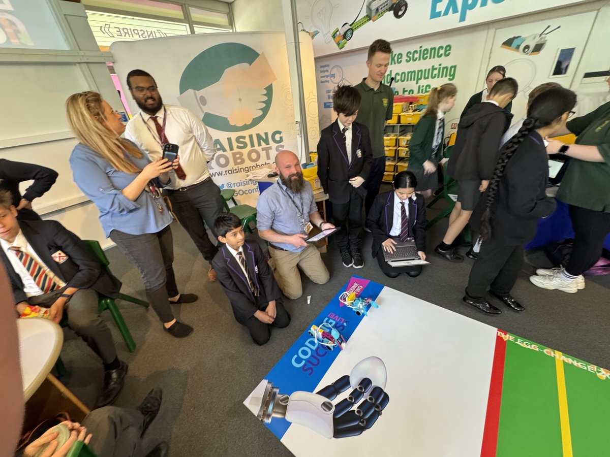 raisingrobots's tweet image. Creative problem-solving &amp;amp; engineering today at #CodingSuccessLive! ⁦⁦@rafyouthengage⁩ @LEGOLANDWindsor⁩
#STEM #LEGOeducation 👏 🤖