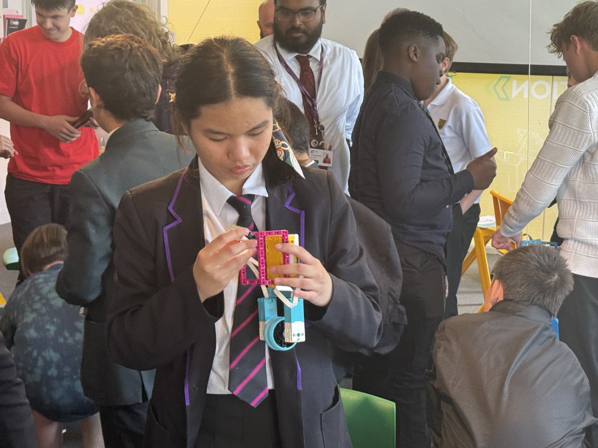 raisingrobots's tweet image. Creative problem-solving &amp;amp; engineering today at #CodingSuccessLive! ⁦⁦@rafyouthengage⁩ @LEGOLANDWindsor⁩
#STEM #LEGOeducation 👏 🤖