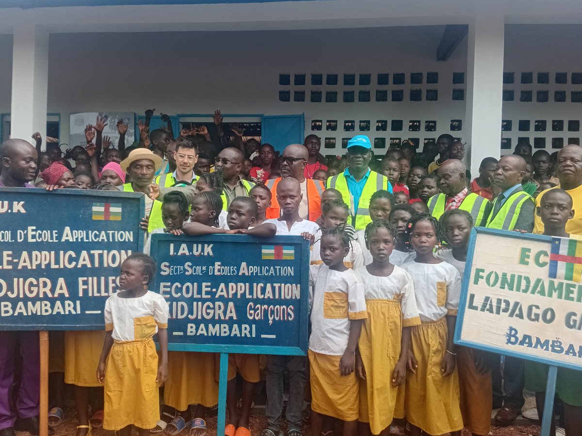 L’Union européenne 🇪🇺 bâtit l’avenir en RCA 🇨🇫. À Bambari, 150 enfants découvrent leur nouveau collège :
• 3 classes équipées
• Latrines
• Mobilier scolaire et bureaux enseignants
•Terrain de jeu
Un pas de plus vers une éducation de qualité pour tous.
#ÉducationPourTous