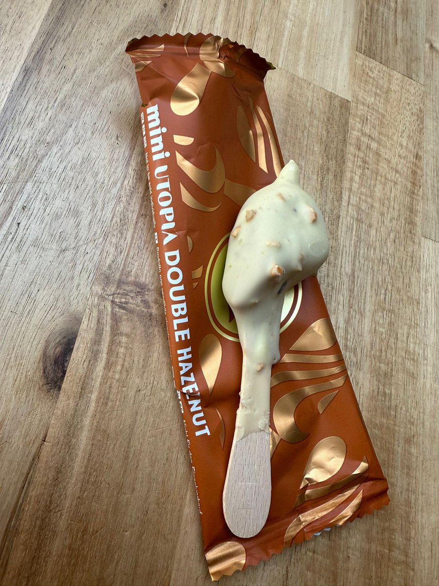 Gaussie76's tweet photo. Kijk je uit naar je toetje en dan komt dit uit de verpakking! 😬🙄😳 Kan toch niet? @MAGNUM_NL https://t.co/rW3eKjWNFM