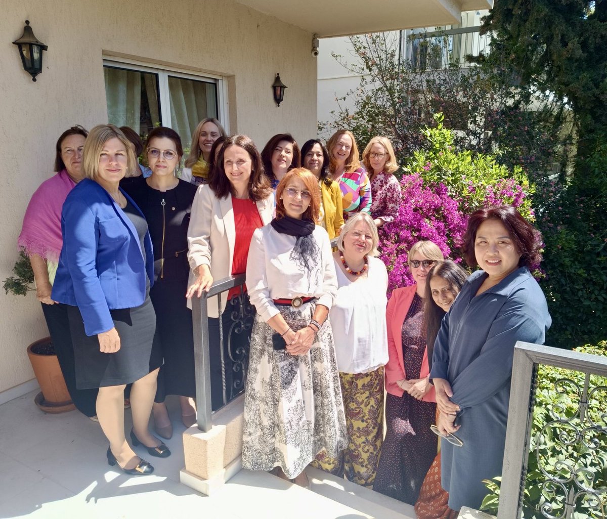 SLOinGRE's tweet photo. On the occasion of the UN World 🐝 Day, the Ambassador of 🇸🇮 in 🇬🇷@PozarTamara hosted the women Ambassadors and The Bee Camp for a
discussion about the importance of pollinators protection in the urban environment. Everyone can be part of the solution! 🌺 https://t.co/BpQKP35SwS