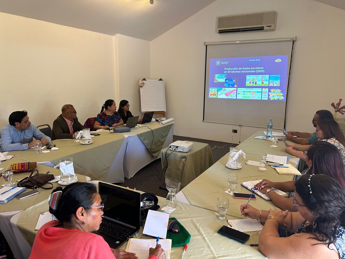 Digebi_Mineduc's tweet photo. La Dirección General de Educación Bilingüe Intercultural (Digebi) se reunió con representantes de la Red Nacional por la Educación, con el objetivo de establecer mecanismos de apoyo en la elaboración de materiales educativos en idiomas mayas, xinkay garífuna . #EBI #Digebi https://t.co/o5ZYKPXVIZ