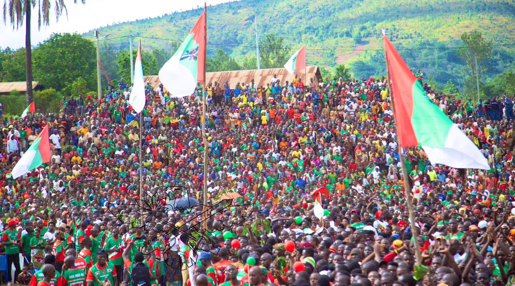 CnddFdd's tweet photo. #Tsinda2025: Mu rukurikirane rw’ibikorwa vyo kwiyamamaza vyatunganijwe n’Umugambwe @CnddFdd, Umunyamabanga Mukuru w’Umugambwe CNDD-FDD, Nyeniteka @R_Ndikuriyo yakiranywe urweze n’Abagumyabanga isinzi bava mu makomine ya Kirundo na Busoni bari basidukanye n’iyonka. 

Kur’uyu musi ugira indwi w’imyiyamamazo, Umunyamabanga mukuru yarakikujwe n’izindi ndongozi nkuru, harimwo Umukuru w’Inama nshingamateka Nyeniteka Gélase Daniel Ndabirabe.
