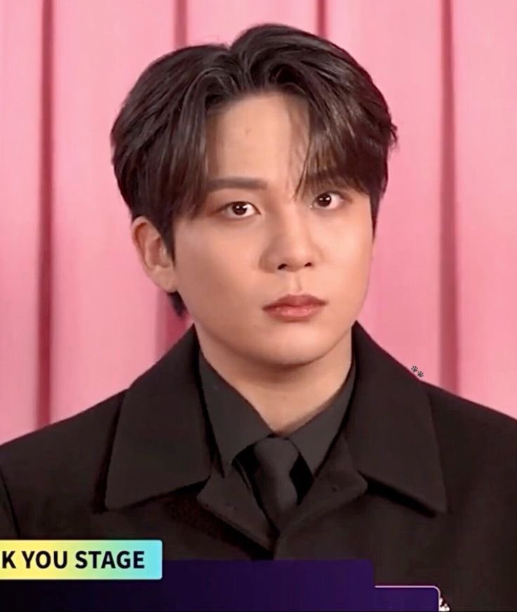 ox_playDumB's tweet image. me: โwould you like a freebie?โ
someone: โyes!โ
*hands freebie*
someone: โoh could i have a different member, i donโt want him.โ
me: