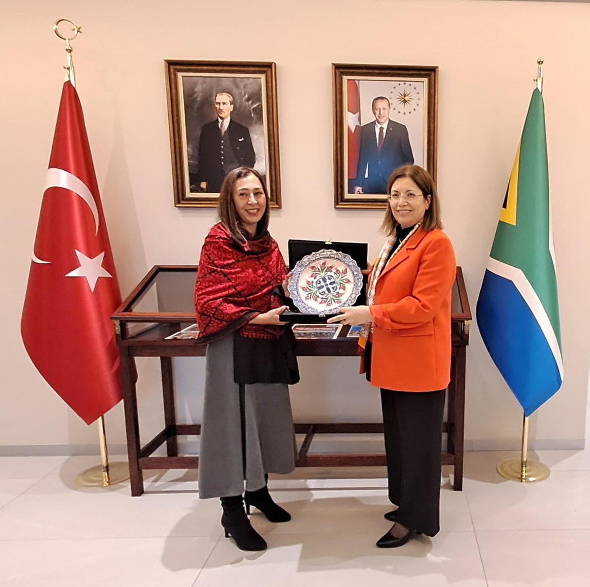 W20 Başlangıç toplantıları için bulunduğumuz Güney Afrika Cumhuriyeti'nin Cape Town kentinde, Cape Town Başkonsolosumuz Yonca Sunel'i ziyaret ederek; bölgedeki kadınların yaşamı, kadına yönelik şiddet oranları ve güvenlik sorunları hakkında bilgi aldık. Türkiye'yi temsil