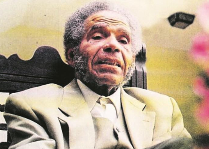 P_Cultural's tweet photo. Considerado el gran representante de la literatura afrocolombiana, la obra de Manuel Zapata Olivella explora la historia de los afrodescendientes en el Caribe. Su novela "Changó, el gran putas" (1983) recoge la epopeya africana desde África hasta América.

https://t.co/RPC5TpXskn https://t.co/EOa6UQaH2E