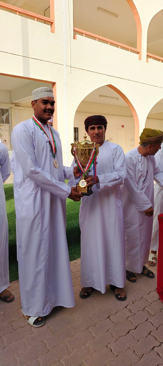 edugovsbt3501's tweet photo. تحت رعاية الفاضل/عبدالله بن محمد الهلالي الحكم الدولي السابق تم تكريم فريق كرة اليد الفائز بالمركز الأول على مستوى المحافظة وفريق كرة تنس الطاولة الحاصل على المركز الأول على مستوى ولايات نخل ووادي المعاول والعوابي وفريق التدريب والمتابعة.. https://t.co/Bxp8gxnAHw