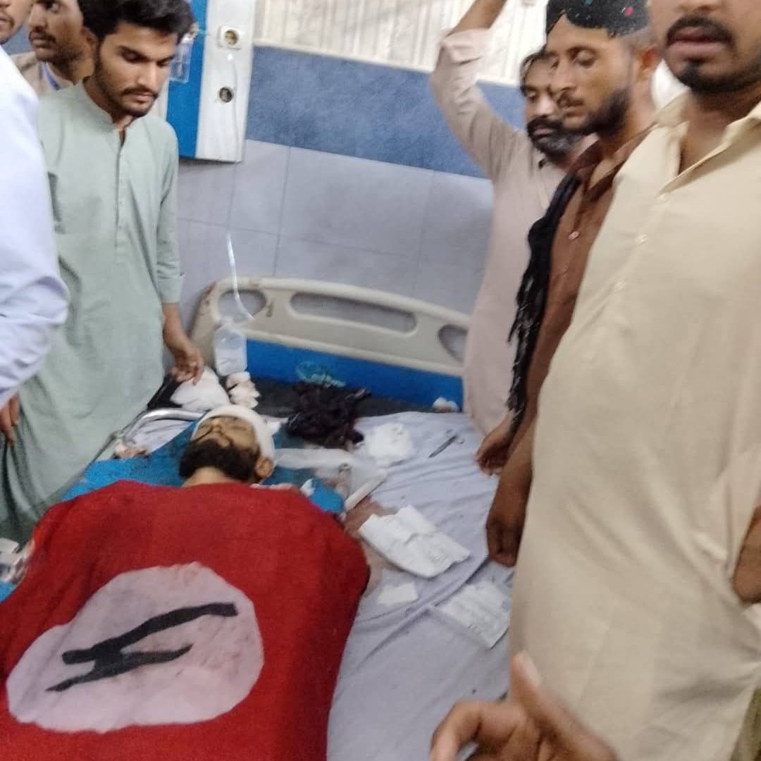 مورو ۾ ڪئنال ۽ ڪارپوريٽ فارمنگ خلاف پرامن ڌرڻي تي پوليس جي سڌي فائرنگ.  زخمي زاهد لغاري نوابشاہ اسپتال ۾ زخمن جا سور نه سهندي شهيد.

زاهد لغاري ڪارپوريٽ فارمنگ خلاف مورو ۾ پنهنجي ساٿين سان گڏ پرامن احتجاج ڪري رهيو هو جتي پوليس احتجاجين مٿان فائرنگ ڪئي. 
#shameSindhpolice