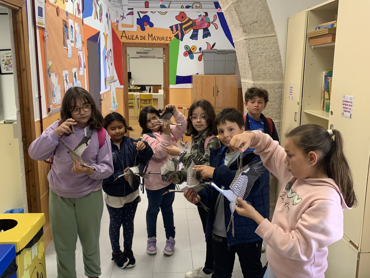El pasado viernes, completando la excursión que hicimos a la Laguna de la Moraña, tuvimos un taller junto a Mayte en el que hicimos móviles con forma de grulla. ¡Quedaron chulísimos! Además, nos enseñó miles de plumas de distintas aves. Gracias Mayte ❤️. #somosunapiña