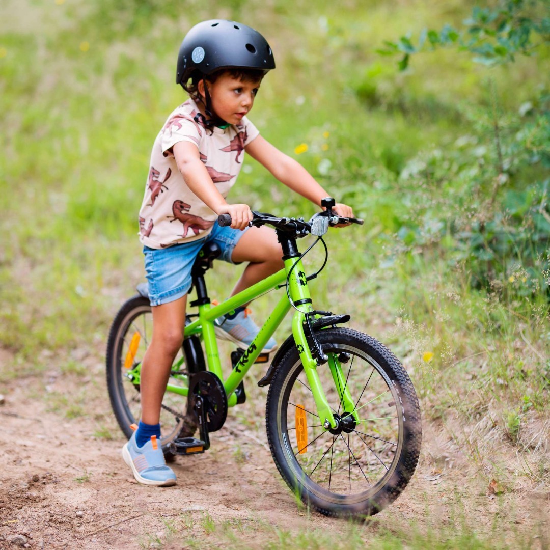 🚲Big adventures start with the Frog 47! Perfect for 4–6 y/o ready to pedal💚

✅ Lightweight (6.75kg)
✅ Easy brakes + Frog cranks
✅ Adjustable fit
✅ Mudguards, bell &amp; more!

Not ready for pedals? Use it as a balance bike!

🐸 ow.ly/rjWH50VG8fA

#Frog47 #FrogBikes