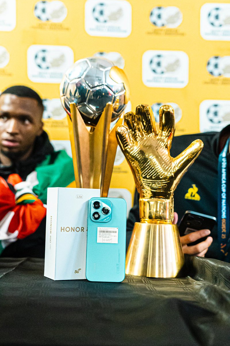 Remember the time <a href="/HonorAfrica/">HONOR South Africa</a> announced their partnership with <a href="/BafanaBafana/">Bafana Bafana</a>? Well amajita are now reaping the rewards 😝 In celebration of their success &amp; sponsorship, they all get to capture every moment in style with the #HONOR400Lite , like the bunch of winners they are! 🎉