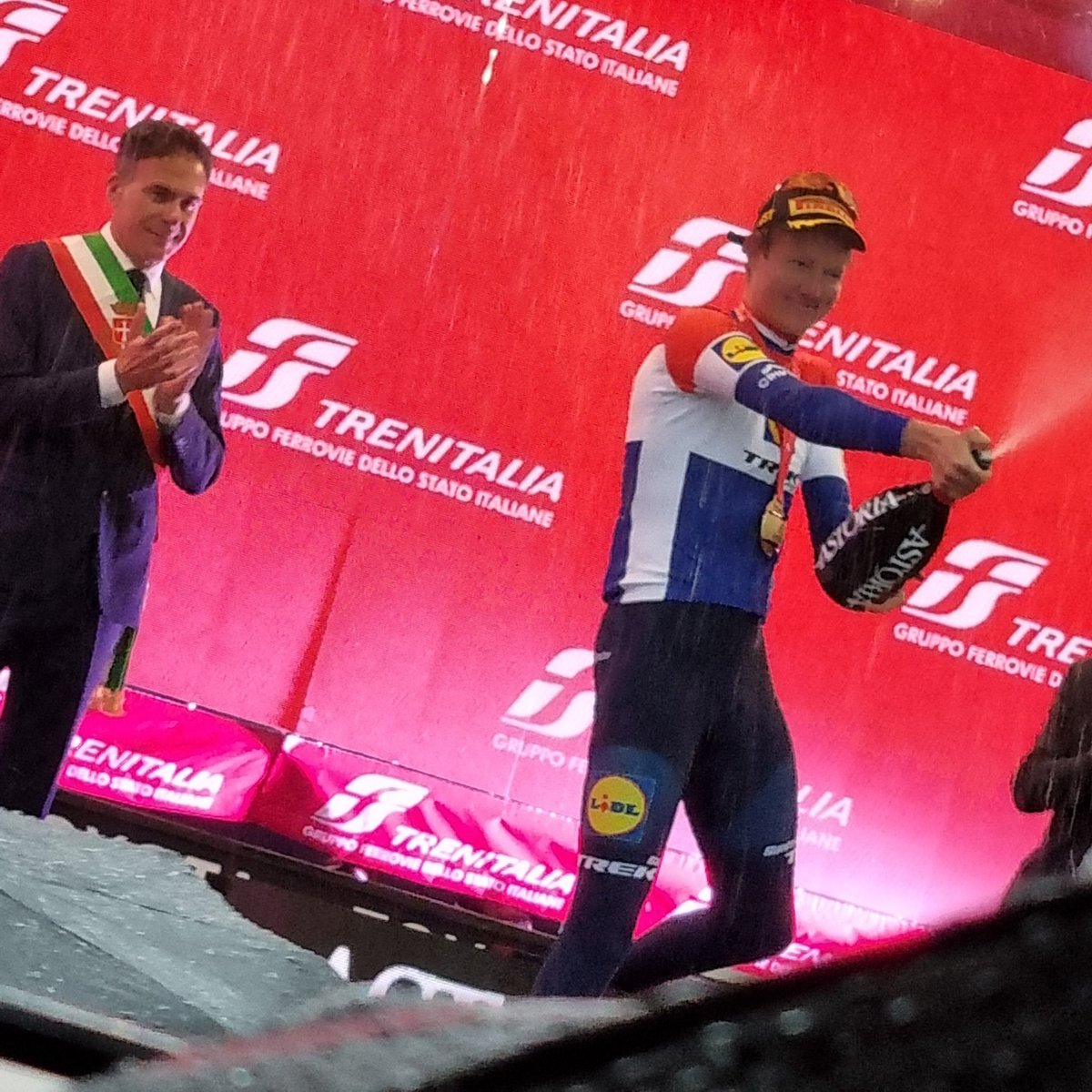 HnsMldr's tweet photo. @giroditalia @daanhoole @LidlTrek https://t.co/DQT9shO6Rd