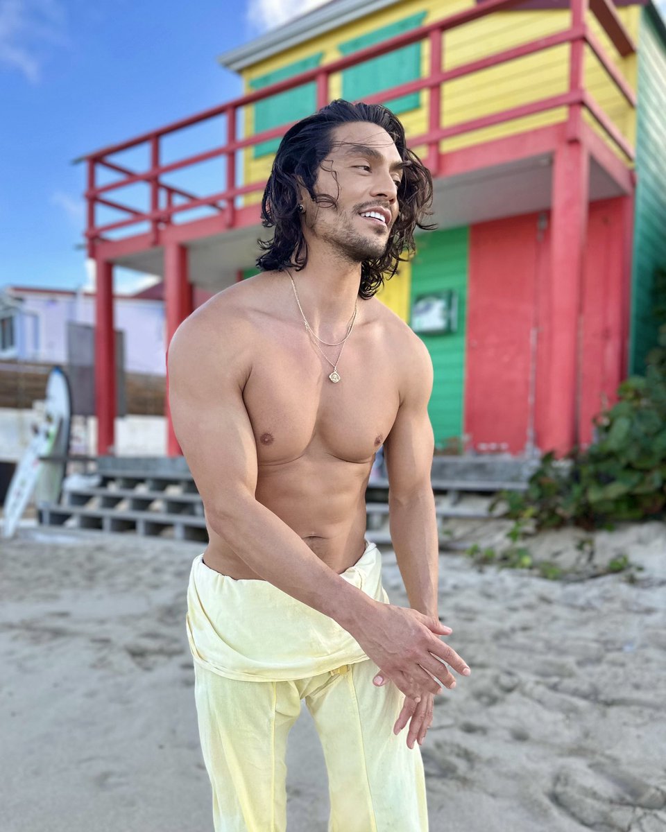 AntonioShowLA's tweet image. 📸 8 BTS pix… which is your favorite? Extremely thankful for entertainment jobs that allow me to see the world and do what I love 💎✨
#dancelife #commercialdancer #actor #model #dancer #maledancer #malemodel  #fitness #fitnessmodel #absworkout #beachwear #beachbody #beachlife
