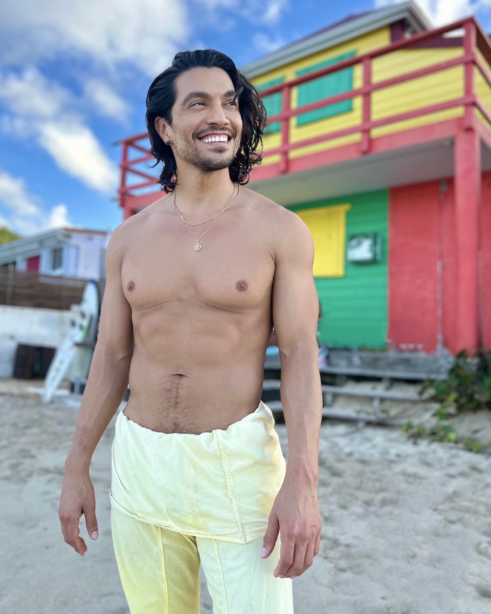 AntonioShowLA's tweet image. 📸 8 BTS pix… which is your favorite? Extremely thankful for entertainment jobs that allow me to see the world and do what I love 💎✨
#dancelife #commercialdancer #actor #model #dancer #maledancer #malemodel  #fitness #fitnessmodel #absworkout #beachwear #beachbody #beachlife