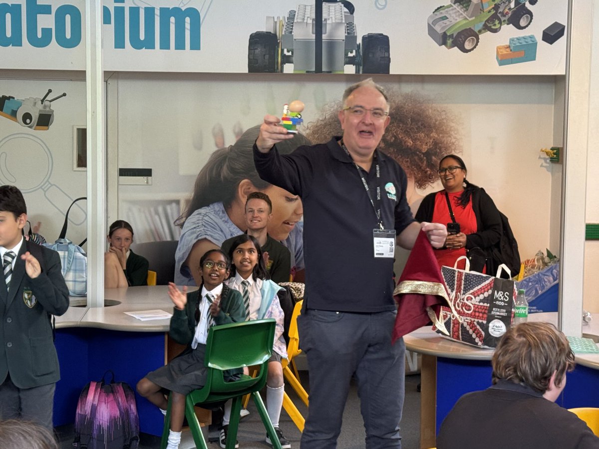 raisingrobots's tweet image. 🙌 Congratulations to all of the teams who took part in today’s #CodingSuccessLive event ⁦@LEGOLANDWindsor⁩ - you were truly awesome! 🤖🥚🦈🪢 👩‍💻 ⁦@rafyouthengage⁩ #STEM