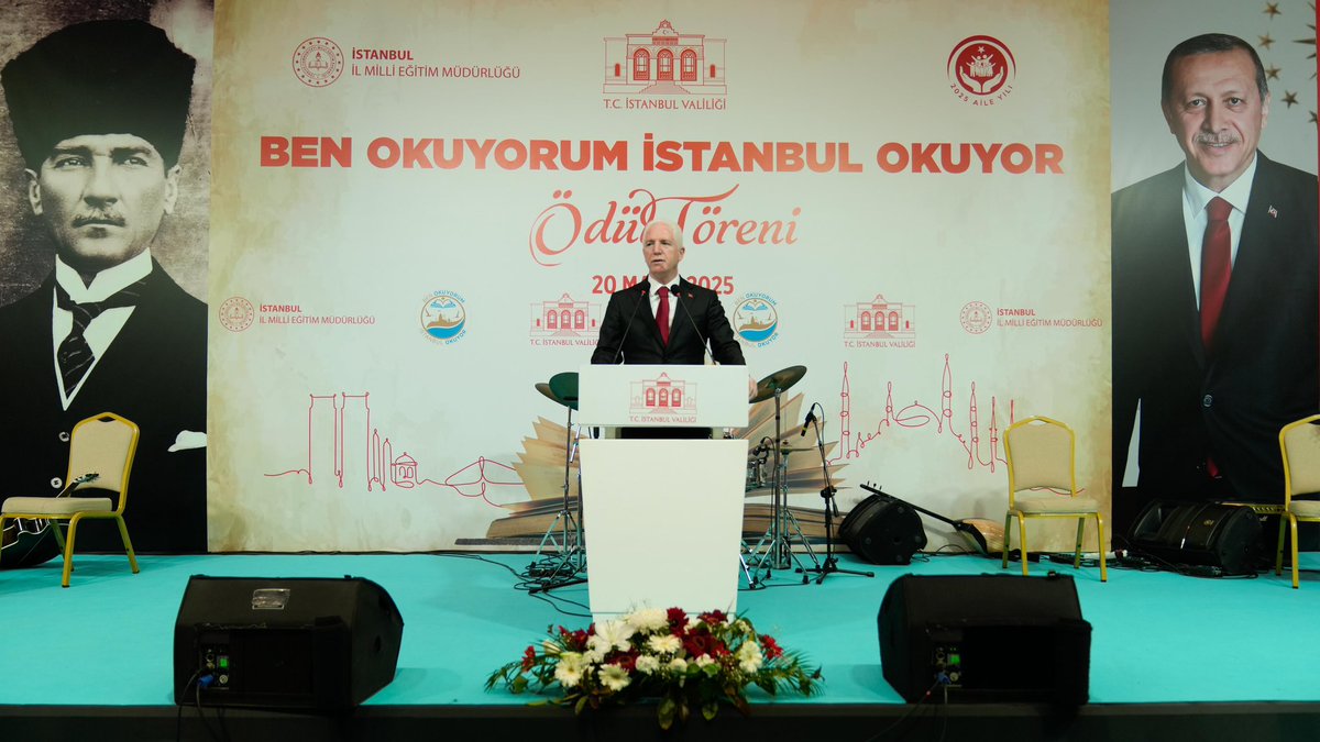 TC_istanbul's tweet photo. Aileler okuyor, İstanbul okuyor.📚

Valiliğimizin himayesinde yürütülen "Ben Okuyorum İstanbul Okuyor" projesi kapsamında, İl Millî Eğitim Müdürlüğü’nün koordinasyonunda, 39 ilçede 4.400 velinin katılımı ile "Aileler Yarışıyor” Kitap Okuma Yarışması düzenlendi.

Kitap okuma alışkanlığını aile bireyleri arasında yaygınlaştırmak ve okuma kültürünü güçlendirmek amacıyla düzenlenen yarışmada ailelerimiz, tarihçi Prof. Dr. Haluk Dursun’un İstanbul’u anlattığı “İstanbul’da Yaşama Sanatı” eseri çerçevesinde bilgilerini yarıştırdı.

İl finalini kazanan velilerimiz ödüllerini, Valiliğimiz tarafından düzenlenen Ben Okuyorum, İstanbul Okuyor Ödül Töreni’nde Valimiz Davut Gül’ün elinden aldı.

@gul_davut 
@istmembenokuyor 
#BenOkuyorumİstanbulOkuyor 

📍Küçükçekmece