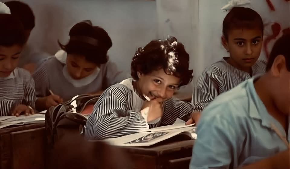 AhlamSafy's tweet image. &quot; يتركُ المرءُ
 جزءاً مِنه ثمنَ كلِّ تجربة ،
 لِذا يحن حينَ ينظر إلى صورِ الطّفولةِ ،
 حينَ كانَ إنساناً كامِلاً .&quot;
