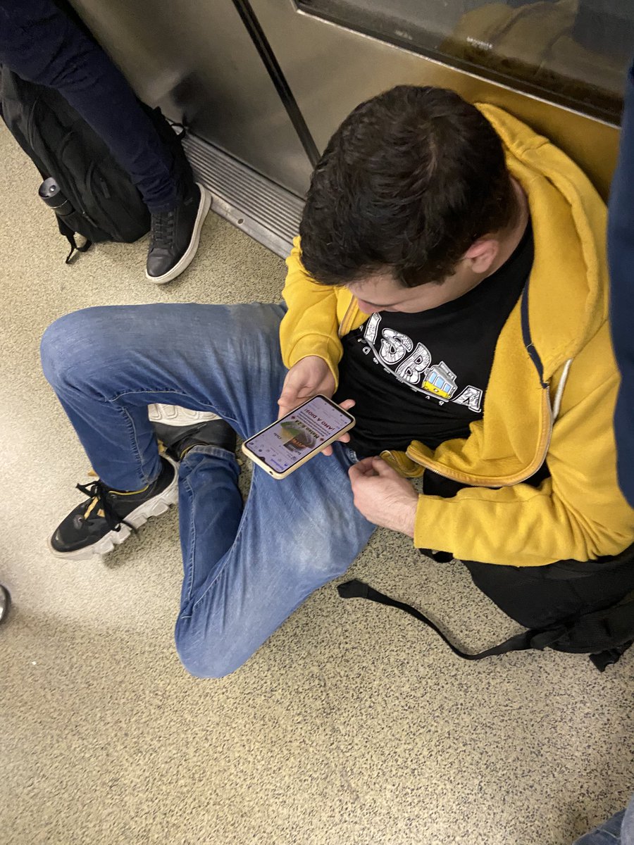 Y este sacoehuea, está echado en el living de su casa, <a href="/metrodesantiago/">Metro de Santiago - #50Años</a>