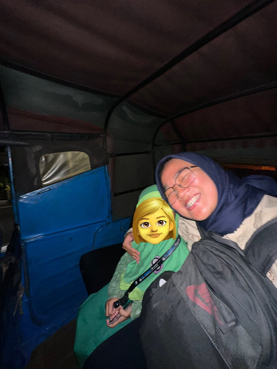 TACIUSS's tweet photo. Kaka Mika maaf ya Taci tadi ga bilang kalau Kakek Mika meninggal, jujur ga tau harus gimna cara menyampaikan itu ke Mika, bingung harus apa jadi aku tetep ajak becanda dan ajak main, 
Lalu aku bilang, kita ke Rs lagi yukk 
Maen disana aja 
Lalu Mika ngangguk dan kita jalan ke rs https://t.co/AV2gMS9fgY