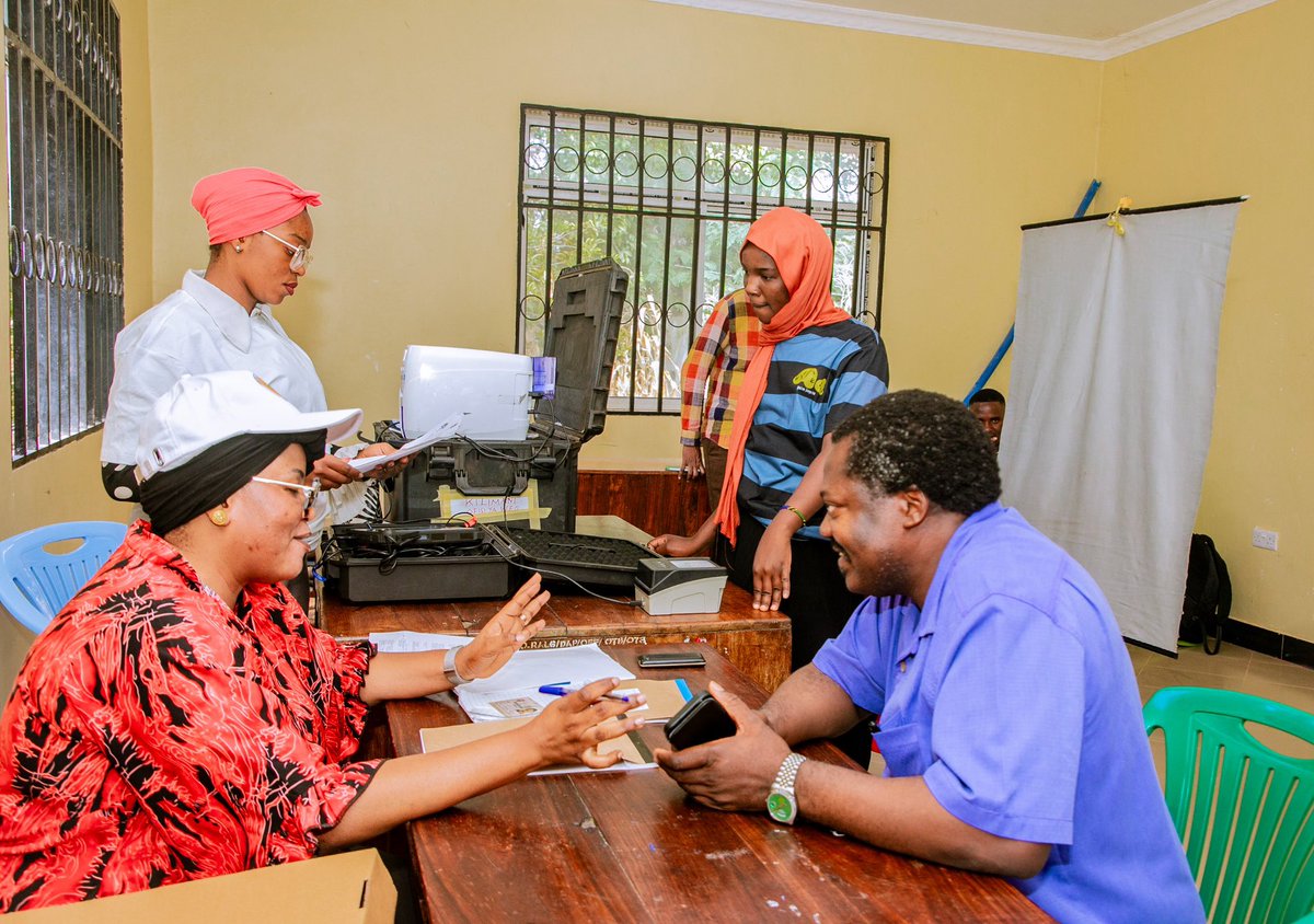 ccm_tanzania's tweet photo. BALOZI NCHIMBI ABORESHA TAARIFA ZAKE DAFTARI LA KUDUMU LA WAPIGA KURA

Katibu Mkuu wa Chama Cha Mapinduzi (CCM), Balozi Dkt. Emmanuel John Nchimbi, akiwa kwenye kituo cha uandikishaji wapiga kura kilichopo katika Ofisi ya Mtendaji wa Kata ya Kilimani, Mtaa wa Kilimani, jijini Dodoma, kwa ajili ya kuboresha taarifa zake kwenye Daftari la Kudumu la Mpiga Kura, leo tarehe 20 Mei, 2025.