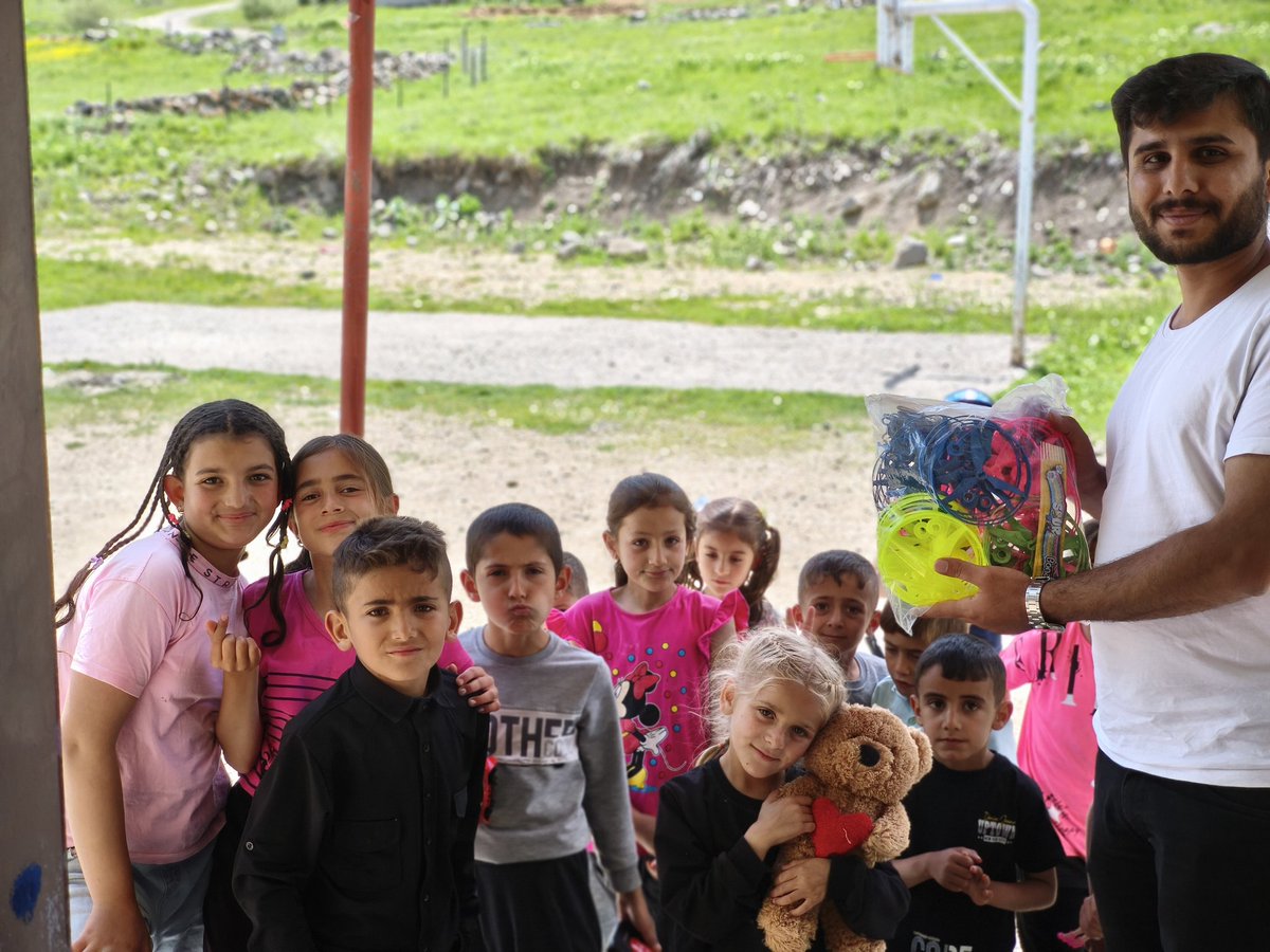 yesilyaziilkoku's tweet photo. Bugün öğrencilerimiz için mutlu bir gün istedikleri oyuncaklarını çizdiler ve ne istedilerse alındı. Öğrencilerimizin mutluluğuna vesile olan herkese teşekkürlerimizi iletiyoruz... https://t.co/9JlybgTnk1