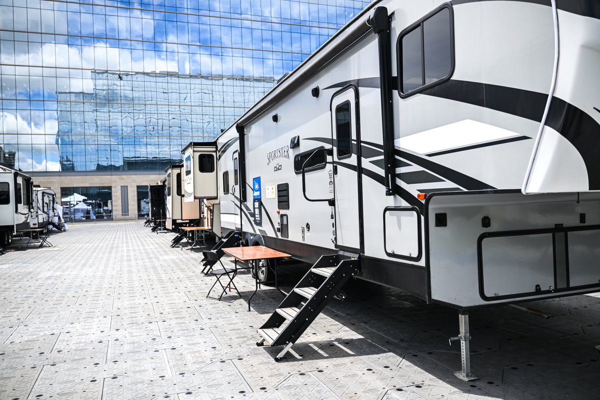 ACMawards's tweet image. Ever wonder where the stars get ready for the #ACMawards? Shoutout to #JaycoRV for giving our Country Music artists a comfortable place to hang out and do last-minute touch-ups before the show! 🚐