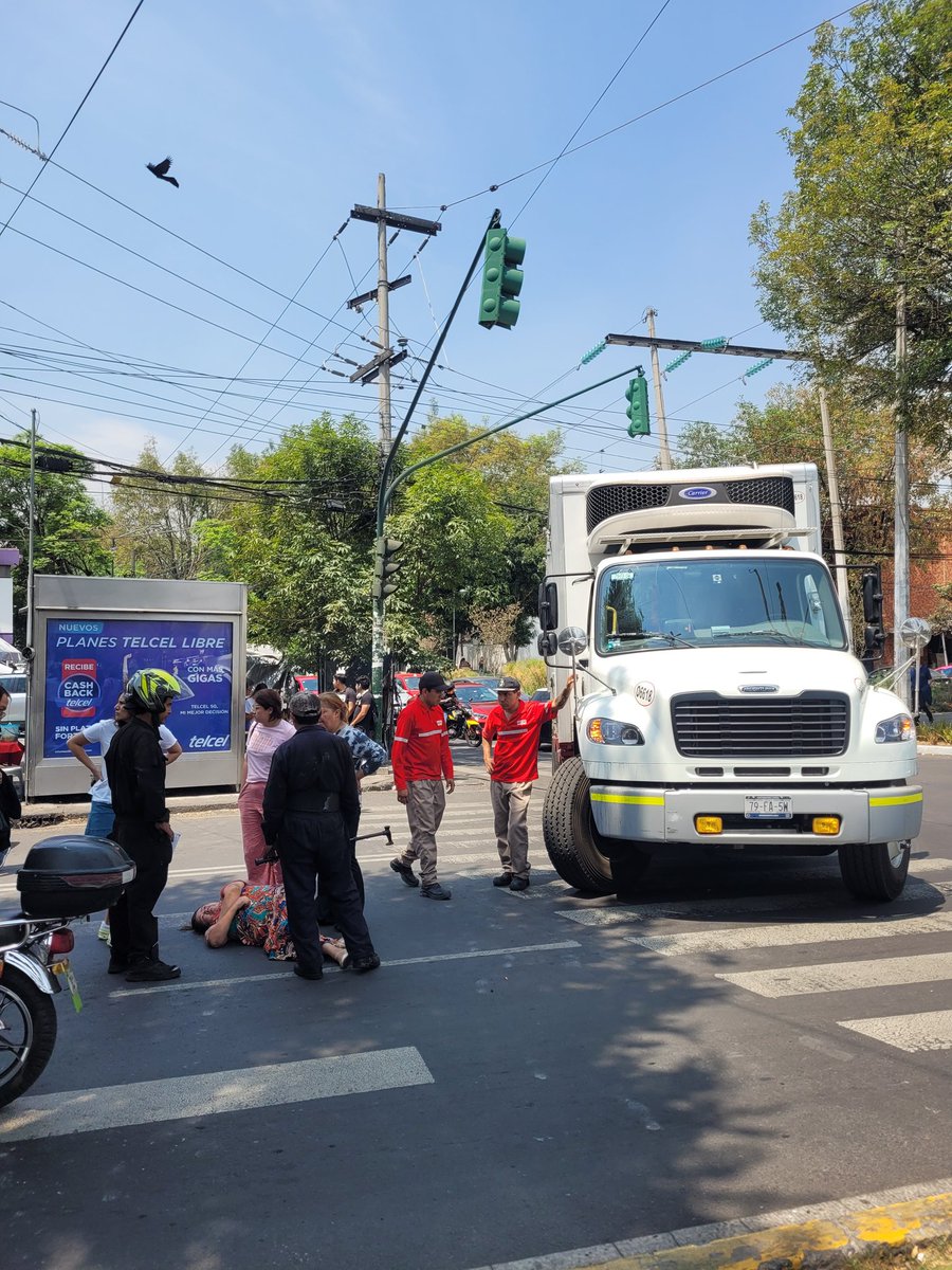 esnertos's tweet photo. Persona atropellada en av #acoxpa y las torres  por camión de @Tiendas_OXXO , sin presencia de ambulancia ni apoyo vial , solo de 1 patrulla evite o tenga paciencia en la zona , fue frente paseo acoxpa https://t.co/IE028ahTII