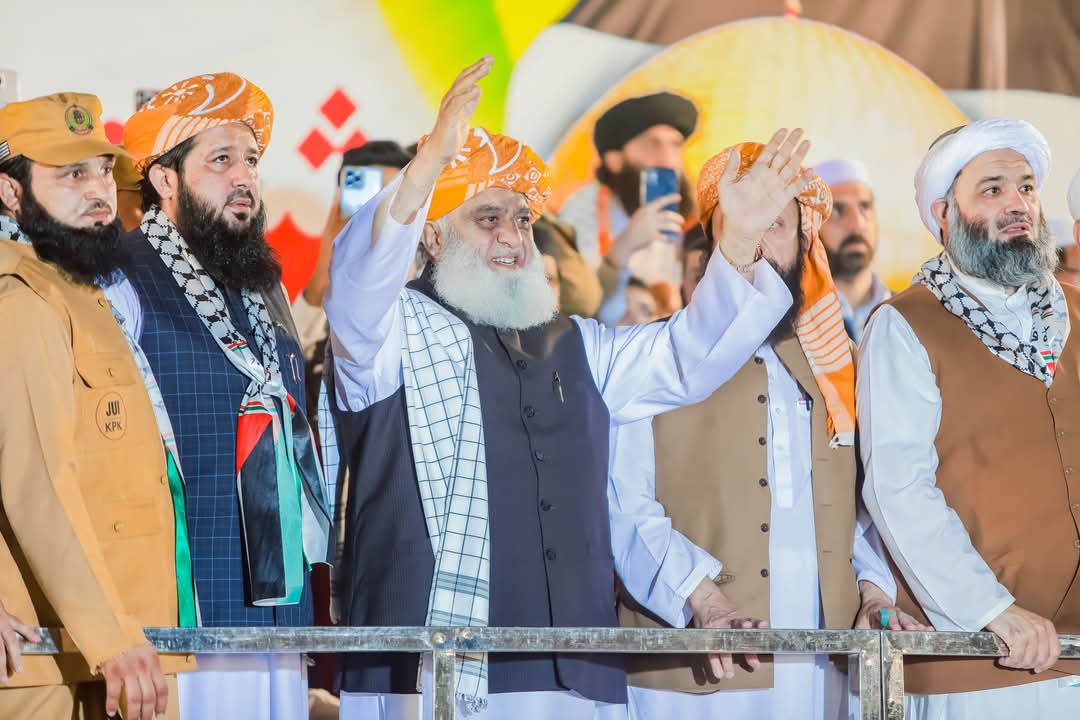 Sadaqatkhan_95's tweet photo. Today HashTag 👇
#NationVoiceMaulana https://t.co/LxtHjsrHf1