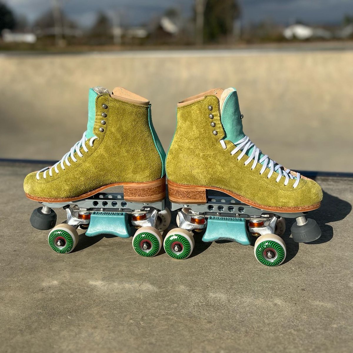 RiedellRoller's tweet photo. Riedell Colorlab - making these yummy skates come possible!  🛼🍑🫐🥝⁠  ⁠
⁠
🛼 @fivestride  @twin.skates.a.lot ⁠
📸 @katie.postma ⁠
⁠
 #fivestrideskateshop #riedellcolorlab #riedellskates #pdx #portland #rollerskates #riedell https://t.co/Ipl5Fqyw4x