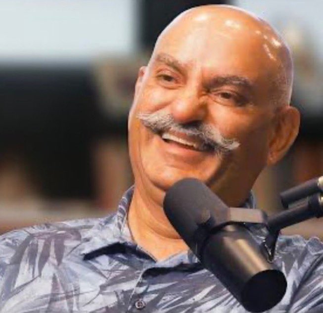 دفع هذا الرجل 650 ألف دولار لتعلم فكرة واحدة من وارن بافيت.

ساعدت هذه الفكرة Monish Pabrai في تحويل مليون دولار إلى أكثر من 600 مليون دولار

إن فلسفته الاستثمارية "داندو" بسيطة إلى درجة أن أي شخص يستطيع أن يطبقها.

فيما يلي 8 من أفضل قواعد الاستثمار التي يقدمها: 🧵
(رقم 6 مذهل)