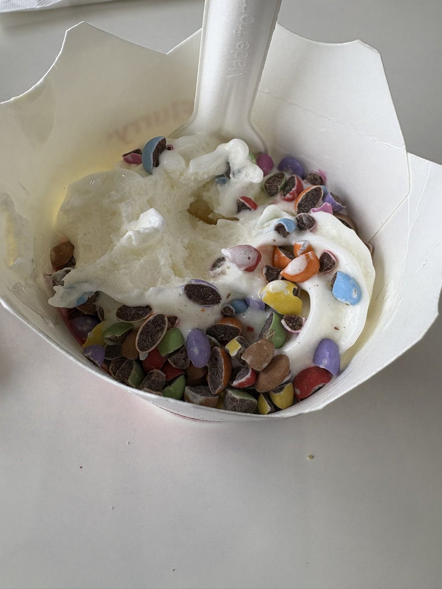 DoricPhrases's tweet image. Ah feel richt sorry fur the loons an quines o #mcdonalds fa hiv tae half hunners an thoosands o #Smarties ilka day fur toppings fur #icecream