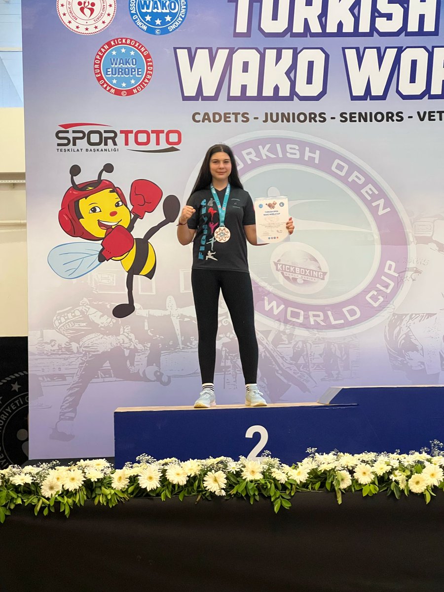 14-18 Mayıs tarihlerinde Antalyada düzenlenen 43 ülkeden 3600 sporcunun katıldığı Türkiye Açık Wako Kıck Boks Dünya kupasında Bağlar Borsa İstanbul Karacadağ Ortaokulu 8. Sınıf öğrencisi Nehir ARSLAN Bulgar rakibine yenilerek Dünya 2.olmuştur.Gümüş madalya kazanmıştır.