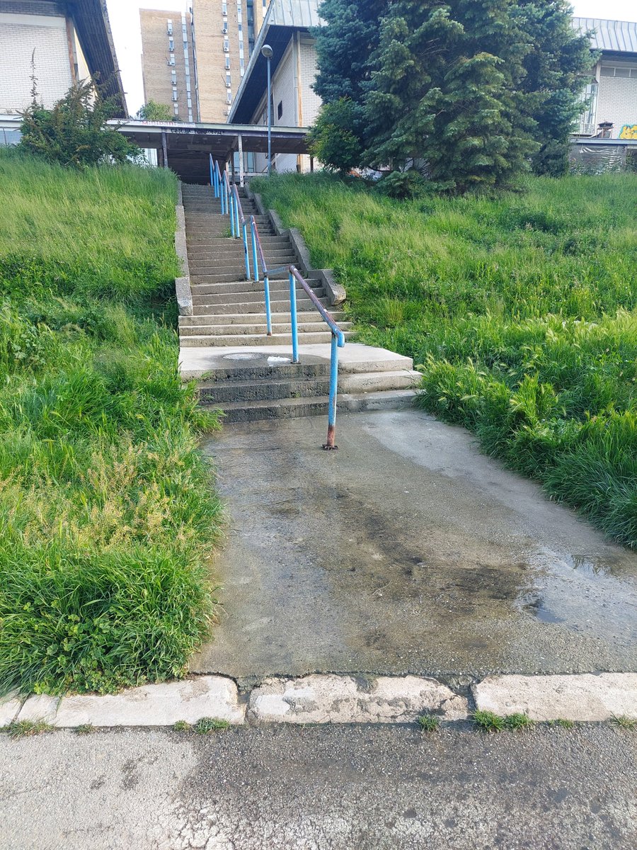 NMojovic's tweet photo. @prijavi_problem Poštovani, izliva se kanalizacija u Mirijevskom parku. https://t.co/POXw26z33q