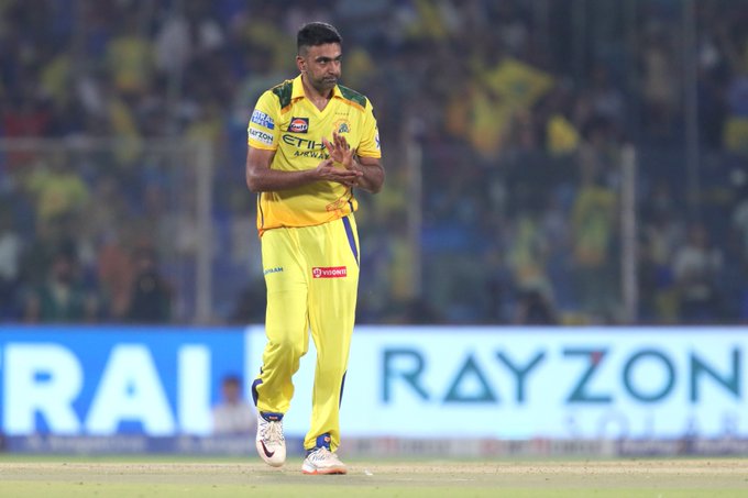 R. Ashwin applies the breaks and gets rid of two set batters 🔥