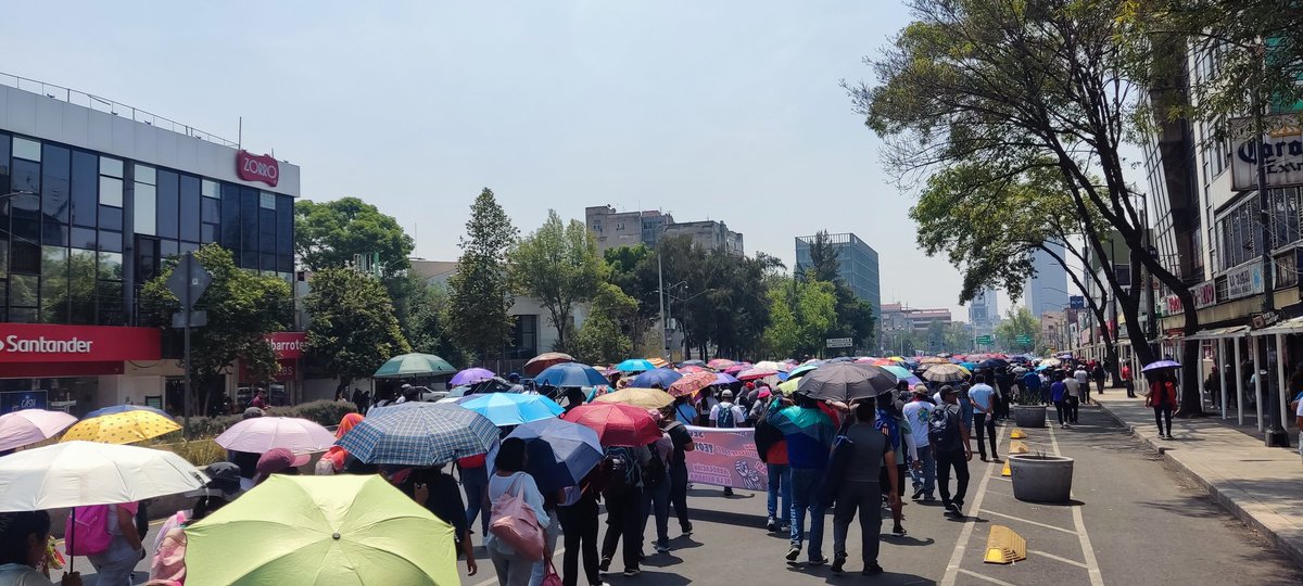 Masta_CI_'s tweet photo. Avanza marcha de la CNTE hacia el monumento de "El caballito". En cobertura a la mesa de negociación entre el gobierno y los maestros. https://t.co/VcevQQGGBT