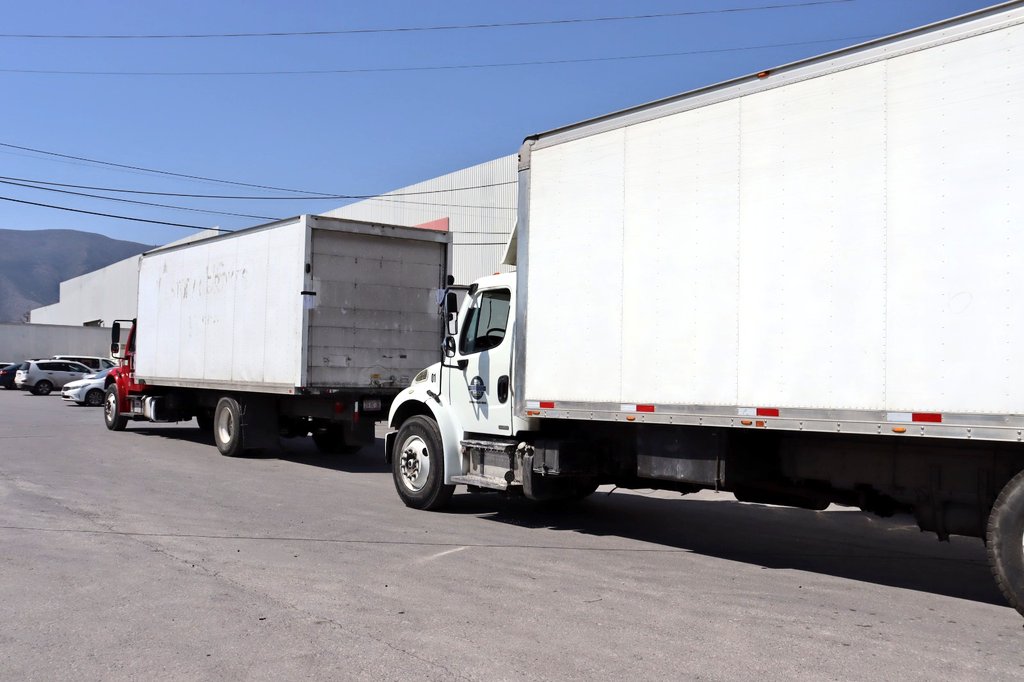 Instituto Electoral de Coahuila (@iec_coahuila) on Twitter photo Hoy partieron 334 cajas paquete electoral con destino a los Comités Judiciales Electorales de Acuña y Sabinas. Aparecen en fotografía con los paquetes enviados, <a href="/OscarDanieliec6/">Óscar Daniel Rodríguez Fuentes</a>, Presidente del IEC, y <a href="/jccr11/">Juan Carlos Cisneros</a>, Presidente de la Comisión Especial de Elecciones Judiciales. Hoy partieron 334 cajas paquete electoral con destino a los Comités Judiciales Electorales de Acuña y Sabinas. Aparecen en fotografía con los paquetes enviados, <a href="/OscarDanieliec6/">Óscar Daniel Rodríguez Fuentes</a>, Presidente del IEC, y <a href="/jccr11/">Juan Carlos Cisneros</a>, Presidente de la Comisión Especial de Elecciones Judiciales.