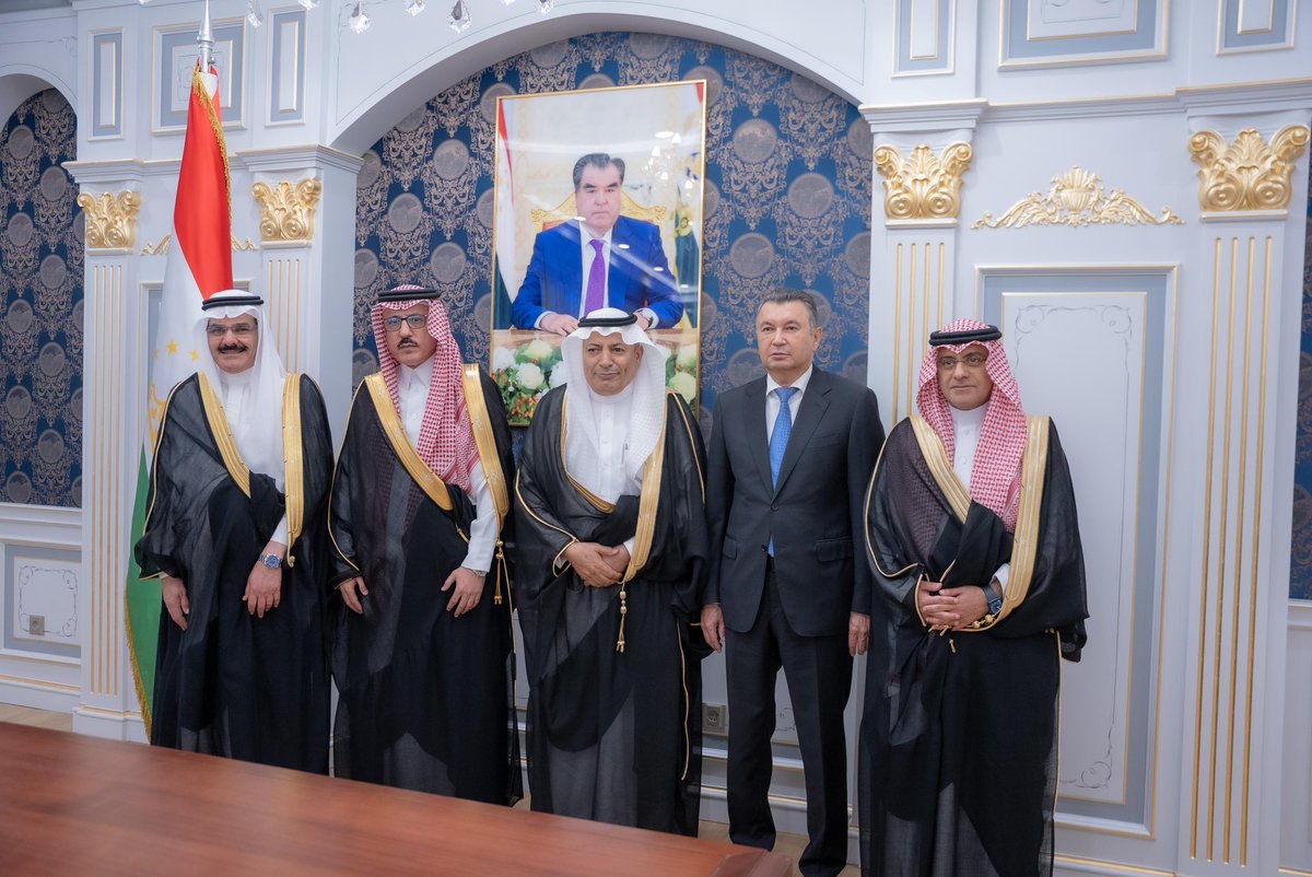 alhwaizy's tweet image. التقيت اليوم وزملائي أعضاء وفد رجال وسيدات الأعمال السعوديين مع دولة رئيس وزراء جمهورية طاجيكستان / قاهر رسول زاده ، واجتمعنا لمناقشة الفرص الاستثمارية لديهم وسبل تعزيز التعاون الاستثماري المشترك .
