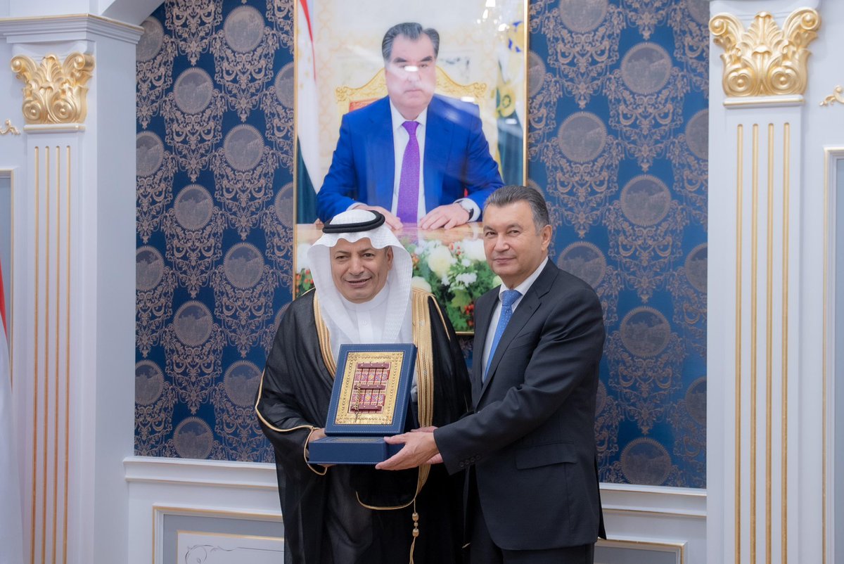 alhwaizy's tweet image. التقيت اليوم وزملائي أعضاء وفد رجال وسيدات الأعمال السعوديين مع دولة رئيس وزراء جمهورية طاجيكستان / قاهر رسول زاده ، واجتمعنا لمناقشة الفرص الاستثمارية لديهم وسبل تعزيز التعاون الاستثماري المشترك .