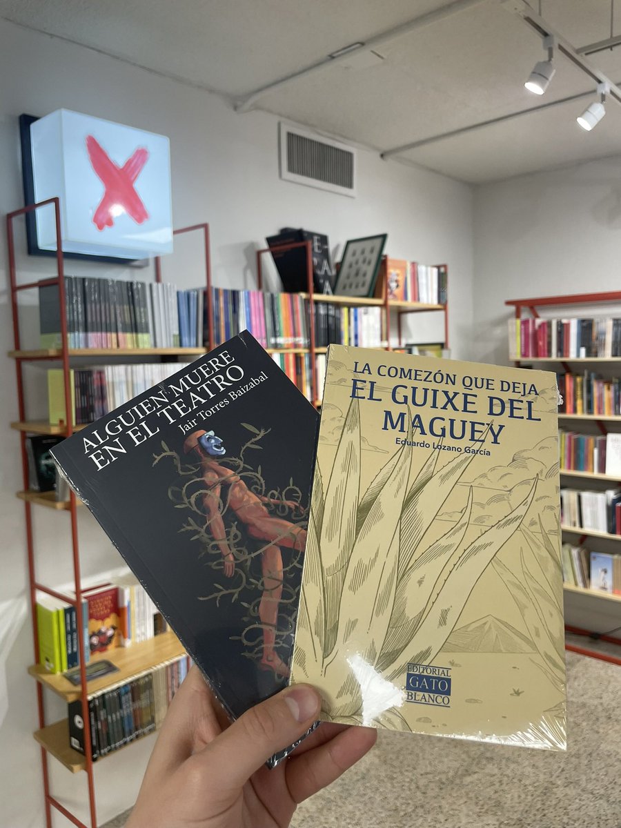 EditGatoBlanco's tweet photo. ¡Nuestras novedades ya disponibles en @CasaTomadaMX! 

‘El baile de los que sobran’ de @ricardocartas. En una coedición con @BUAPoficial, @dgpBUAP. 

‘Alguien muere en el teatro’ de @jairtorres_.

‘La comezón que deja el guixe del maguey’ de @lozanogarcia_. https://t.co/fefeoQbOgR