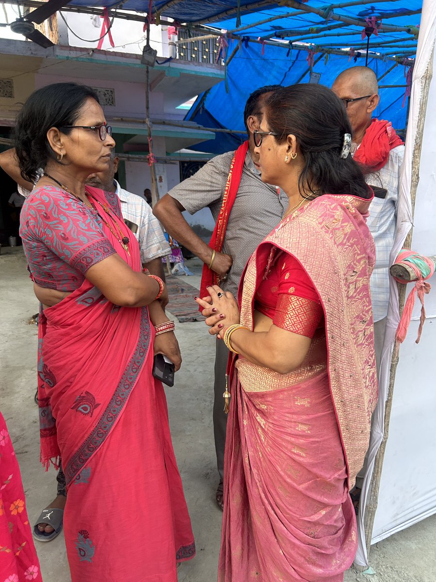 gitakumarirjd's tweet photo. बीते दिनों साहेबगंज विधानसभा अंतर्गत साहेबगंज प्रखंड के ग्राम दरिया छपरा में बिपिन ठाकुर जी के देहांत उपरांत श्राद्ध कर्म में शामिल हुई।
#GitaKumariRJD #GitaSingh #sahebganjvidhansabha #RJD #TejashwiYadav #nextcmofbihar
@RJDforIndia @yadavtejashwi @laluprasadrjd @manojkjhadu @sanjuydv