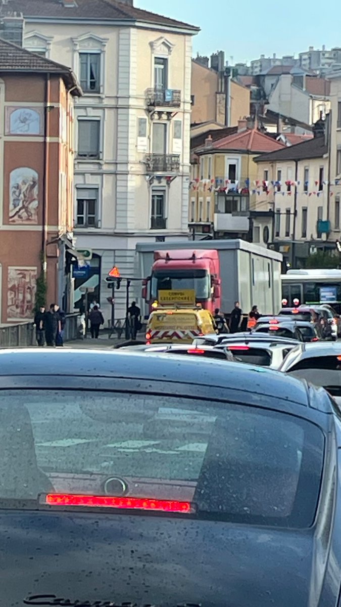 steunou's tweet photo. @leprogreslyon il y a un convoi exceptionnel qui passe ds le centre d’oullins et … ça coince https://t.co/Km5DBkeXXj