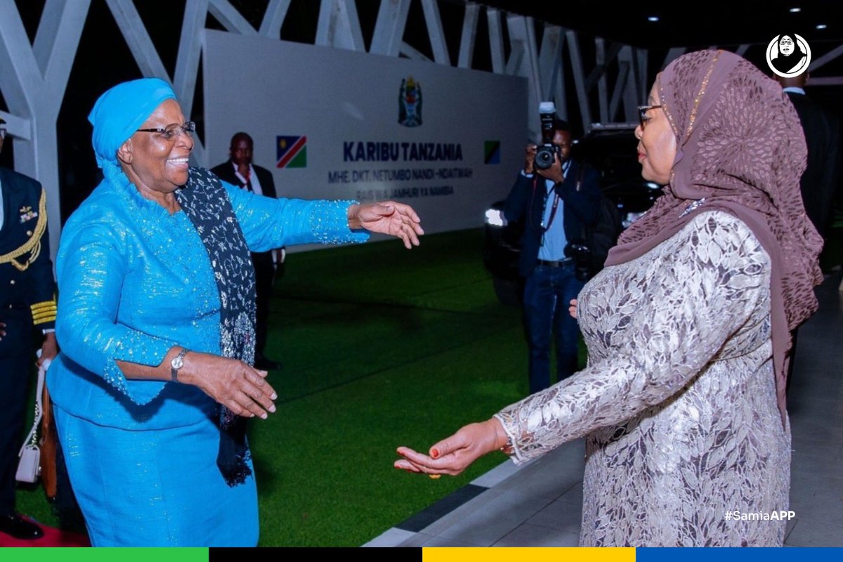 Rais wa Jamhuri ya Muungano wa Tanzania, Mhe. Dkt. Samia Suluhu Hassan akimkaribisha mgeni wake Rais wa Jamhuri ya Namibia Mhe. Netumbo Nandi-Ndaitwah mara baada ya kuwasili Ikulu Jijini Dar es Salaam tarehe 20 Mei, 2025.