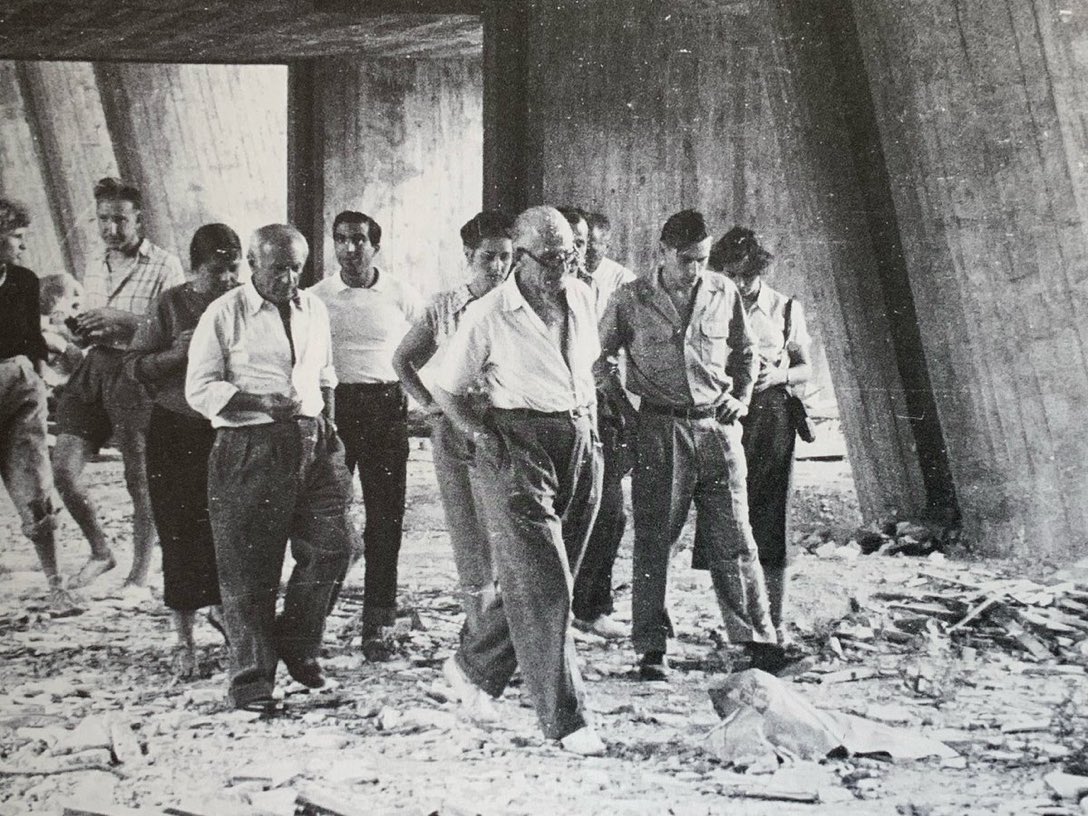 Le Corbuiser y Pablo Picasso recorriendo la Unité d'Habitation de Marsella.