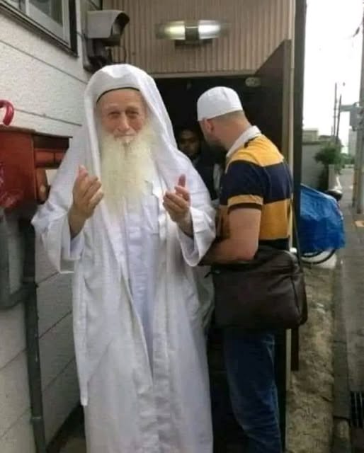 وقف الداعية التركي الشيخ ( نعمة الله )  يتحدث مع المسلمين في أحد مساجد برلين لمدة ساعتين ثم تساءل: أين غيركم من المسلمين لأذهب إليهم؟
أجابوه: في الخمارات.
قال الشيخ : سأذهب إليهم، أرسلوا معي دليلاً.
وقف الشيخ وسْطهم وحيَّاهم قائلا ً: السلام عليكم أيها المجاهدون
فبدأ الواحد ينظر