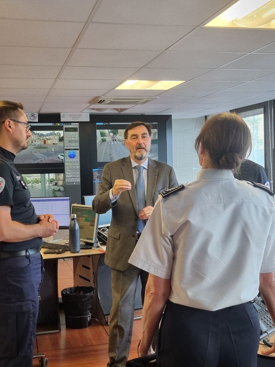 #Sécurité 📷 | Au lendemain de sa prise de fonction en #Moselle, Pascal Bolot, nouveau @prefet57, a rencontré Isabelle Sire-Ferry, directrice interdépartementale de la <a href="/Police/">👮🏿‍♂️</a> nationale de la #Moselle. L'occasion pour le préfet de visiter le commissariat de #Metz et d'échanger