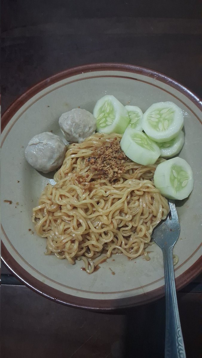 Yeuyeew's tweet photo. Malem2 enaknya makan mie rebus 😚 https://t.co/MmPnt2pktv