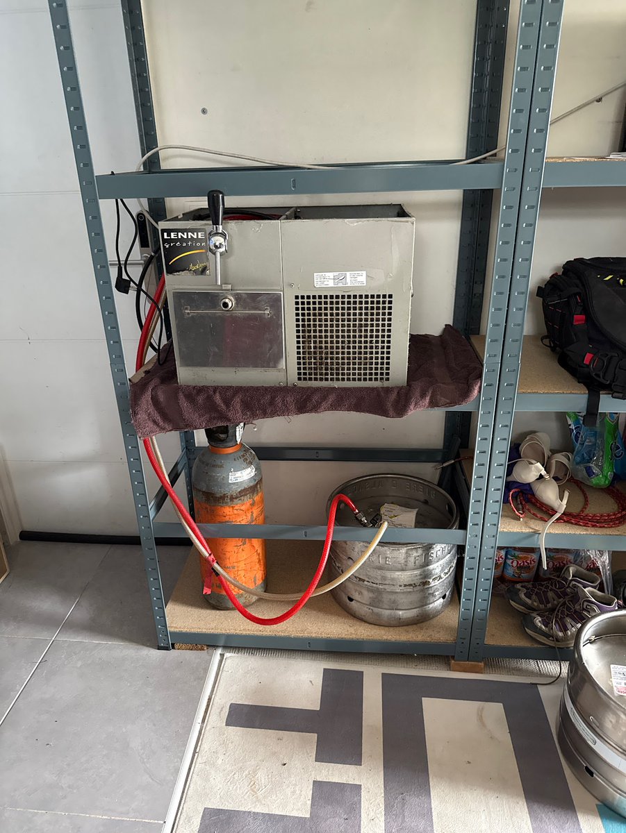 Tiens, aujourd'hui, j'ai acheté un cheval et une tireuse a bière.