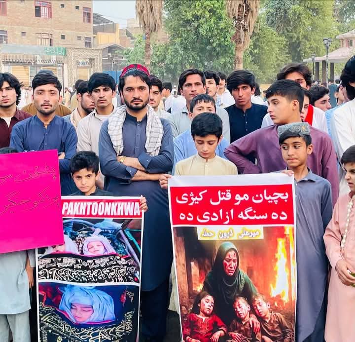 Anwar_pashteen's tweet photo. وزیرستان سټوډینټ سوسایټی له اړخه نن مزدیګر بنو میلاد پارک کې پرون شمالي وزیرستان هرمز سیمه کې فوځی ډرون پرضد یو پراخ اختجاج ترسره شو۰
اختجاج کې پی ټی ایم ضلع بنو مشرتابه ګډون درلود۰
#PashtunRejectMilitarization 
#StopPashtunGenocide
#PashtunRejectMilitarization https://t.co/Rny6Uho5d7